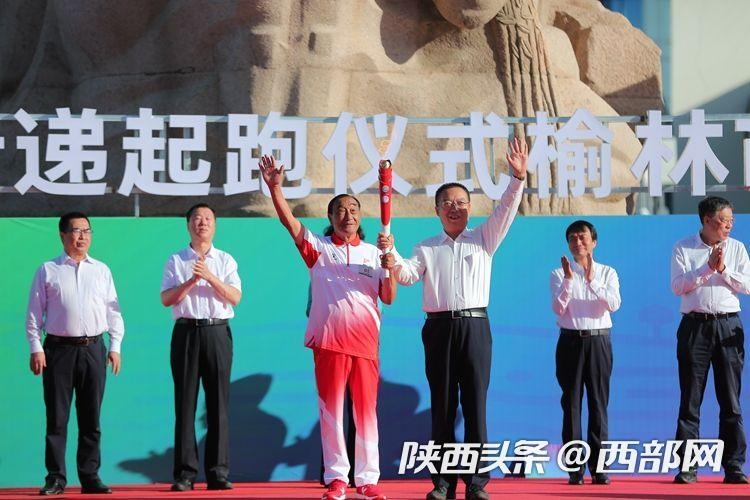 塞上古城開跑！ 十四運會和殘?zhí)貖W會火炬在榆林傳遞